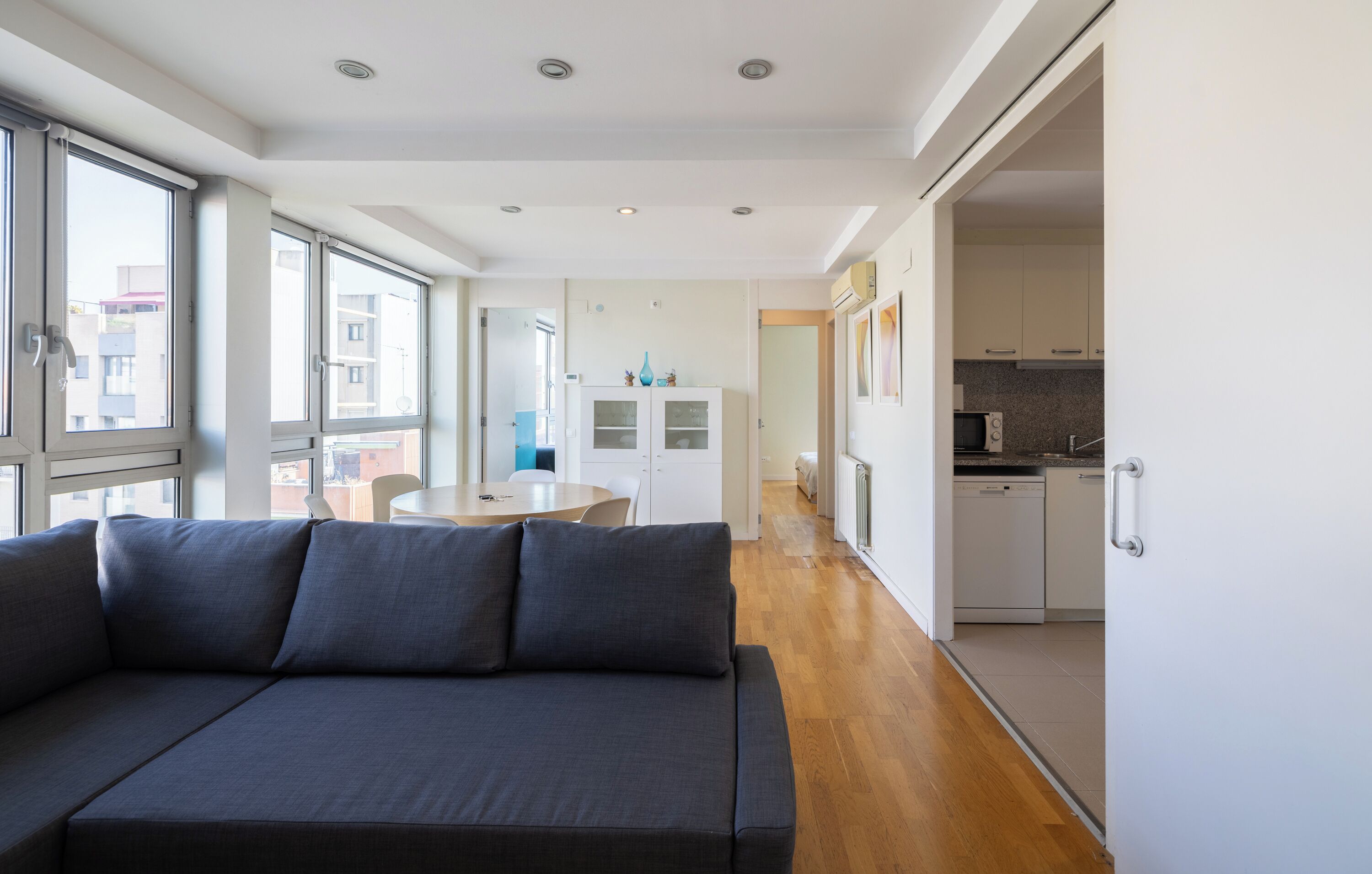 Apartamento (2 Bedrooms) | Zona de estar | Televisión de 65 pulgadas con canales por cable