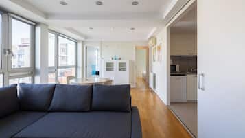 Apartamento (2 Bedrooms) | Zona de estar | Televisión de 65 pulgadas con canales por cable