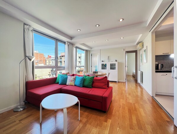 Apartemen (2 Bedrooms) | Area keluarga | Televisi 65-inci dengan saluran TV kabel