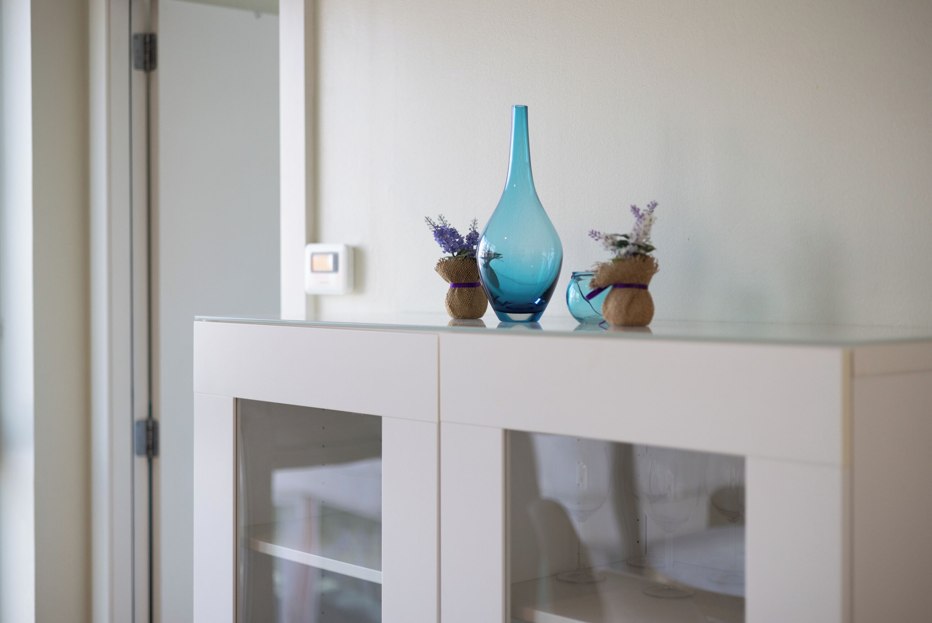 Apartamento (2 Bedrooms) | Zona de estar | Televisión de 65 pulgadas con canales por cable