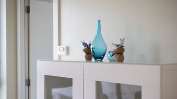 Apartamento (2 Bedrooms) | Zona de estar | Televisión de 65 pulgadas con canales por cable