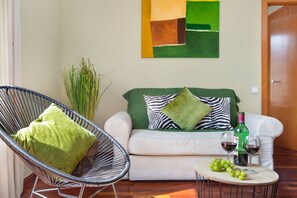 Apartment (2 Bedrooms) | Wohnzimmer | 65-Zoll-Fernseher mit Kabelempfang