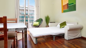 公寓 (2 Bedrooms) | 起居區 | 65-吋電視，提供有線頻道