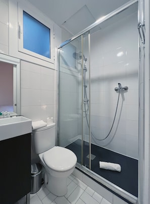 Apartment (4 Bedrooms) | Bathroom | Shower, hair dryer, towels
