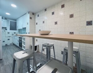 Apartamento (4 Bedrooms) | Cocina privada | Frigorífico, microondas, horno y placa de cocina