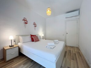 3 bedrooms, iron/ironing board, free WiFi, bed sheets - Stay U-nique Apartment Sardenya II (Barcelona)