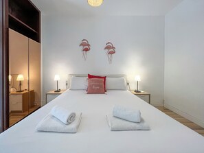 3 bedrooms, iron/ironing board, free WiFi, bed sheets - Stay U-nique Apartment Sardenya II (Barcelona)