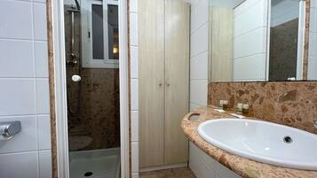 Ducha, secador de pelo, bidé y toallas