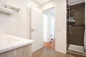 Appartement (3 Bedrooms) | Salle de bain | Douche, séchoir à cheveux, serviettes fournies, savon