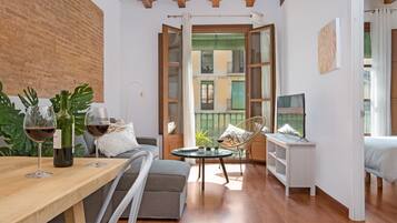 Apartment (3 Bedrooms) | Living area | TV