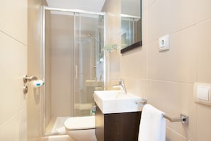 Appartement (3 Bedrooms) | Salle de bain | Douche, séchoir à cheveux, serviettes fournies, savon