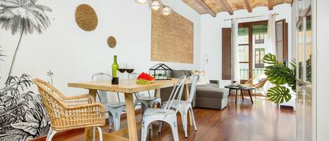 Apartment (3 Bedrooms) | Living area | TV