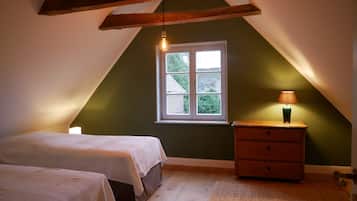 3 bedrooms, desk, iron/ironing board, travel cot