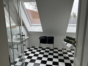 تجهيزات دش، مجففات شعر، مناشف، صابون