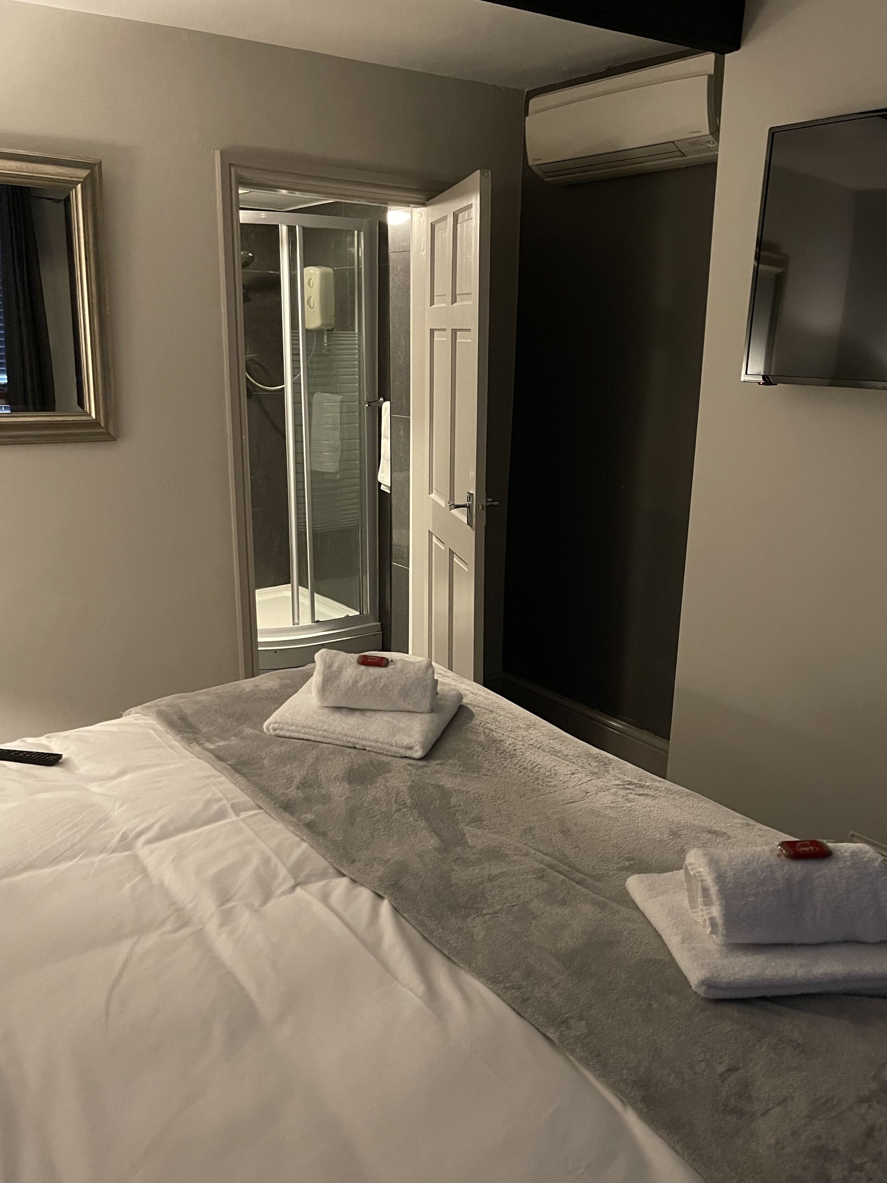 Comfort Double or Twin Room | Individually decorated, iron/ironing board, bed sheets