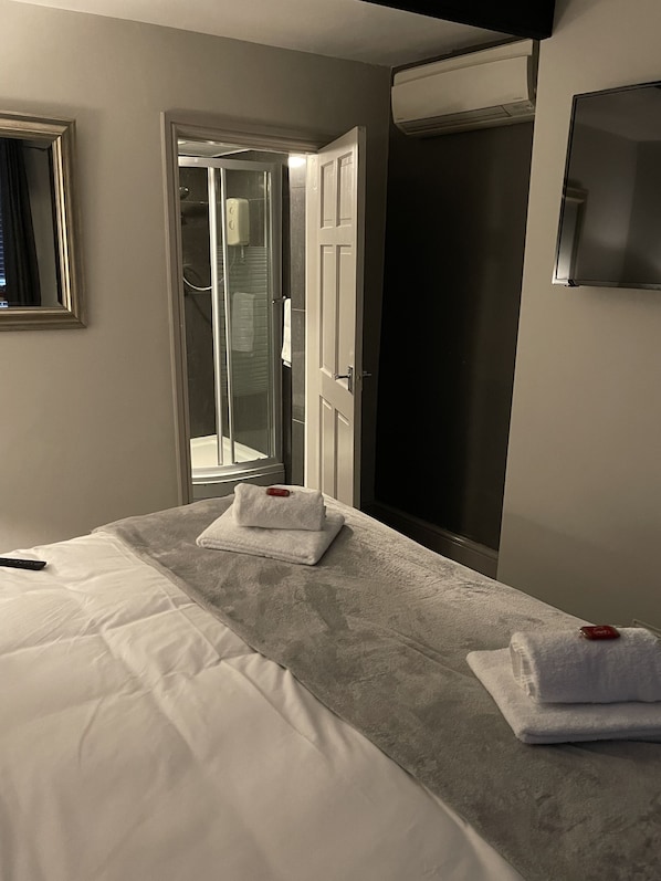 Comfort Double or Twin Room | Individually decorated, iron/ironing board, bed sheets - The Old Reindeer (Newark)