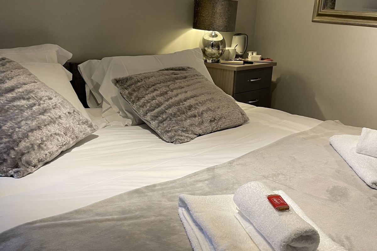 Comfort kamer, 1 twee- of 2 eenpersoonsbedden | Individueel gedecoreerd, een strijkplank/strijkijzer, beddengoed