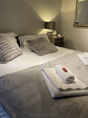 Comfort Double or Twin Room | Individually decorated, iron/ironing board, bed sheets - The Old Reindeer (Newark)