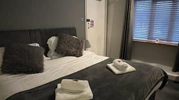 Kamar Double atau Twin Comfort | Kamar mandi | Shower, perlengkapan mandi gratis, pengering rambut, dan handuk