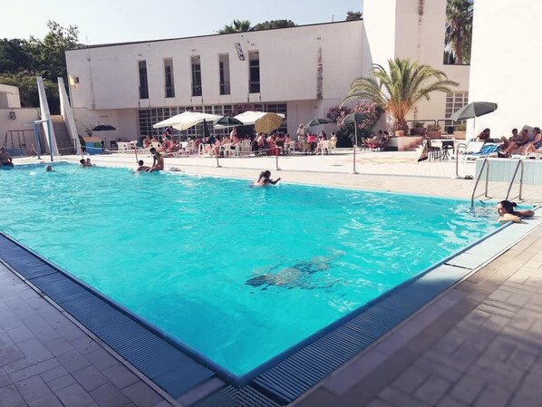 Una piscina al aire libre de temporada