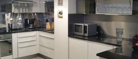 Frigorífico, microondas, horno y placa de cocina