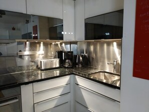 Een koelkast, een magnetron, een oven, een kookplaat