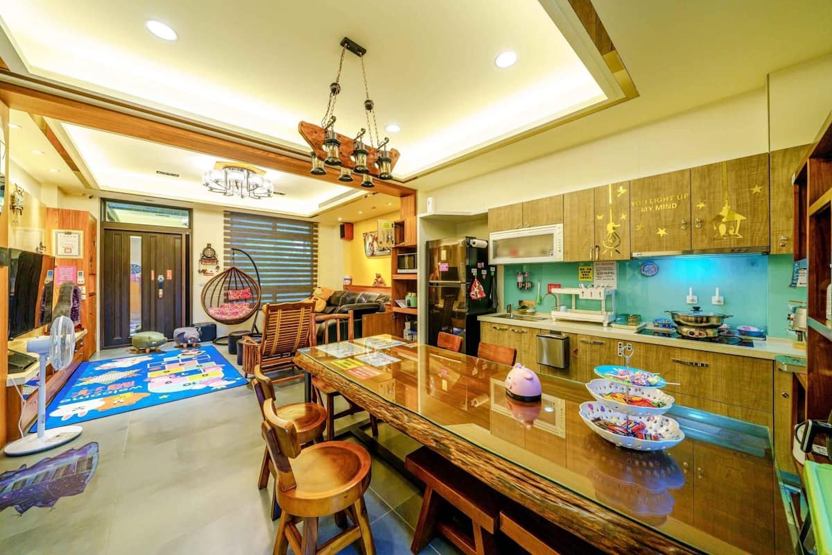 Family Townhome, 5 Bedrooms, Private Pool | Private kitchen