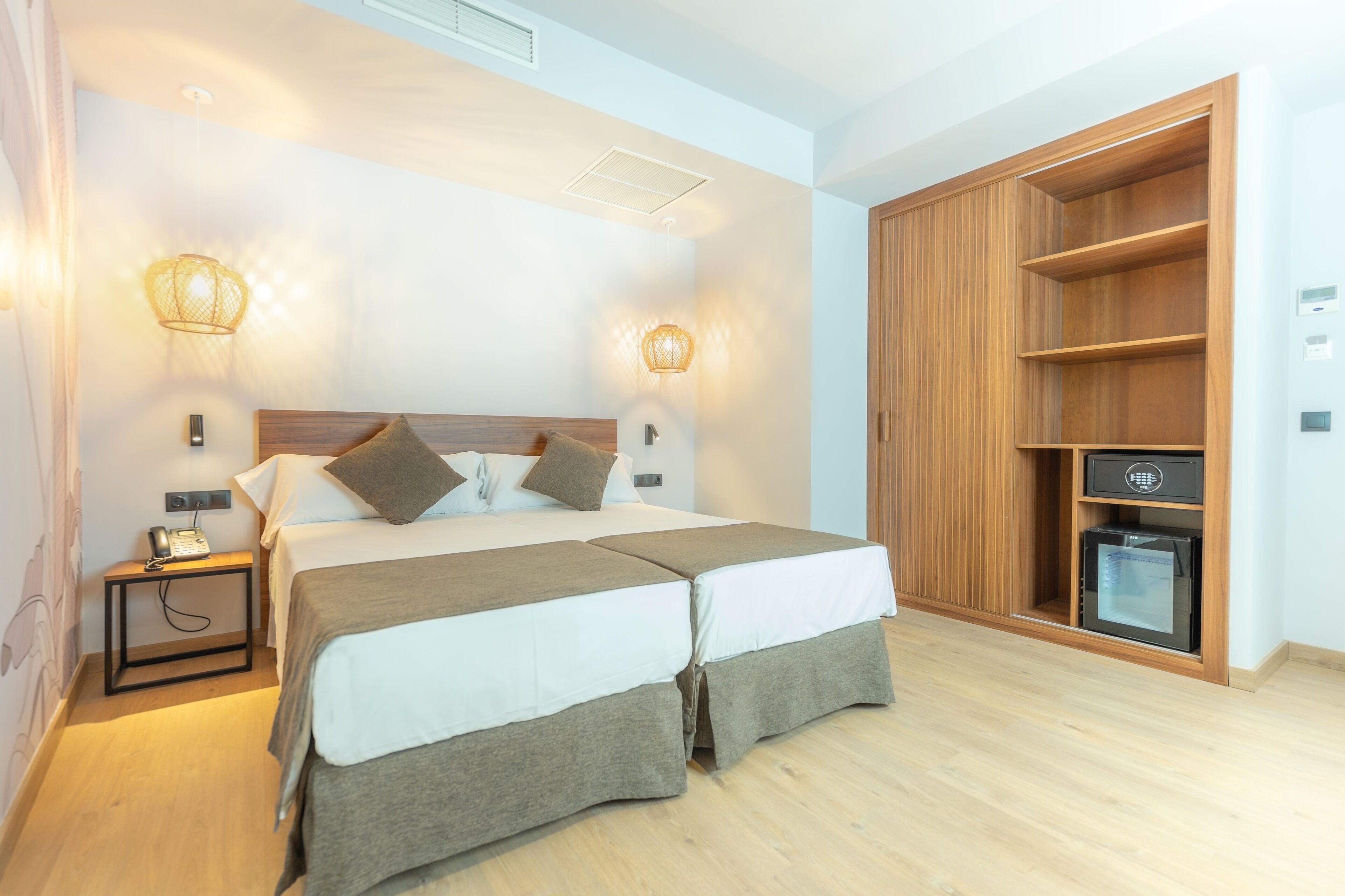Minibar, coffres-forts dans les chambres, bureau