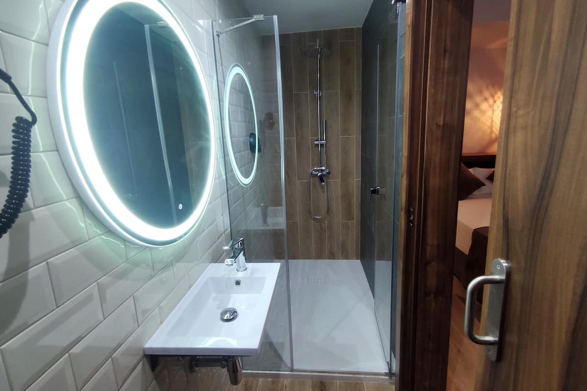 standard single room | bathroom | shower, hair dryer, towels, soap