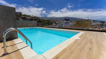 Piscine extérieure, chaises longues