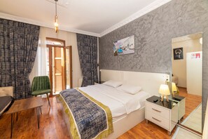 Superior Triple Room | Sengetøy av topp kvalitet, safe på rommet og skrivebord