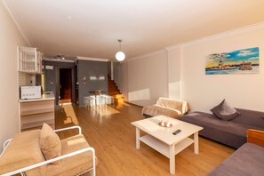 غرفة دوبلكس | أغطية فراش متميزة وخزنة داخل الغرفة ومكتب ومساحة عمل للكمبيوتر المحمول