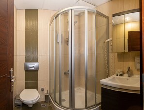 Dusche, Haartrockner, Hausschuhe, Bidet