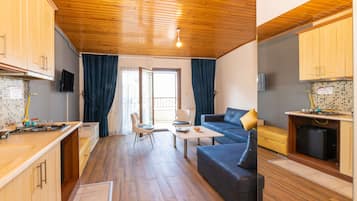 Suite with Balcony | Roupas de cama premium, cofres nos quartos, escrivaninha