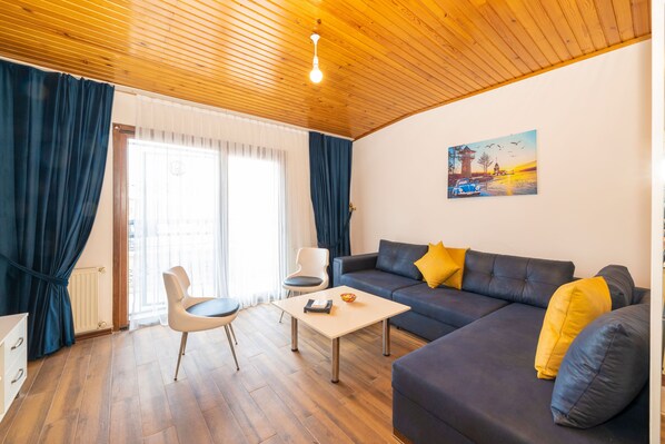 Suite with Balcony | أغطية فراش متميزة وخزنة داخل الغرفة ومكتب ومساحة عمل للكمبيوتر المحمول