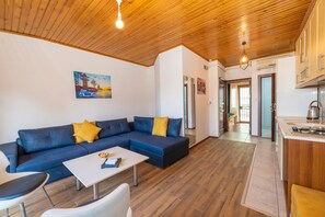 أغطية فراش متميزة وخزنة داخل الغرفة ومكتب ومساحة عمل للكمبيوتر المحمول