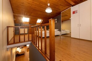 Maisonnette | Luxe beddengoed, een kluis op de kamer, een bureau, een laptopwerkplek