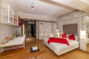 Standard Family Room | Luxe beddengoed, een kluis op de kamer, een bureau, een laptopwerkplek