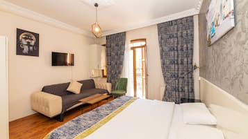 Superior Triple Room | Roupas de cama premium, cofres nos quartos, escrivaninha