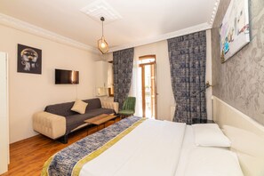 Superior Triple Room | Ropa de cama de alta calidad y caja de seguridad en la habitación