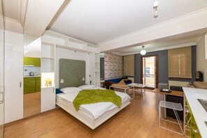 Superior Family Room | أغطية فراش متميزة وخزنة داخل الغرفة ومكتب ومساحة عمل للكمبيوتر المحمول