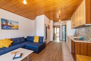 Suite with Balcony | Luxe beddengoed, een kluis op de kamer, een bureau, een laptopwerkplek