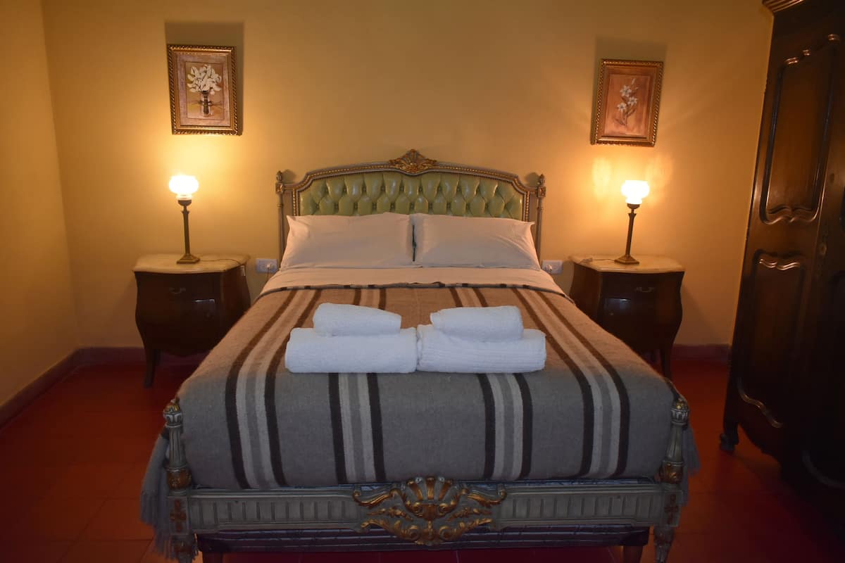 Habitación Confort doble | Ropa de cama de alta calidad y espacio para trabajar con un portátil