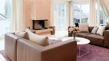 Flachbildfernseher, Kamin, DVD-Player, Bücher