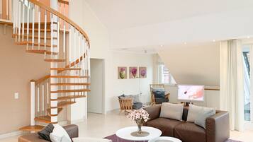 Flachbildfernseher, Kamin, DVD-Player, Bücher