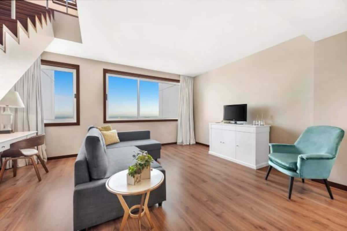 Living area | 25-inch flat-screen TV with cable channels