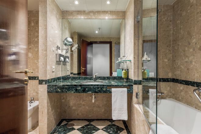 وحدات دش مع أحواض استحمام، مجففات شعر، مراحيض شطف، صابون