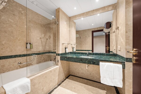 A modern bathroom with a glass-enclosed shower, a bathtub, and a vanity with a sink and mirror. - Gaia Residence (Vila Nova de Gaia)