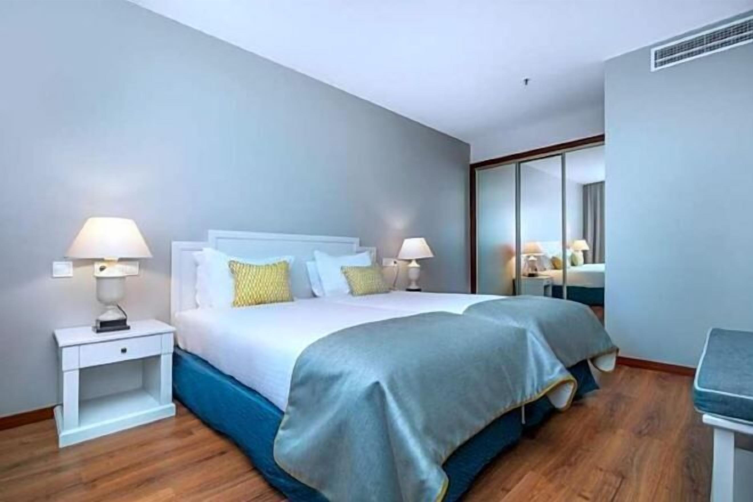 Allergikerbettwaren, Minibar, Zimmersafe, Schreibtisch