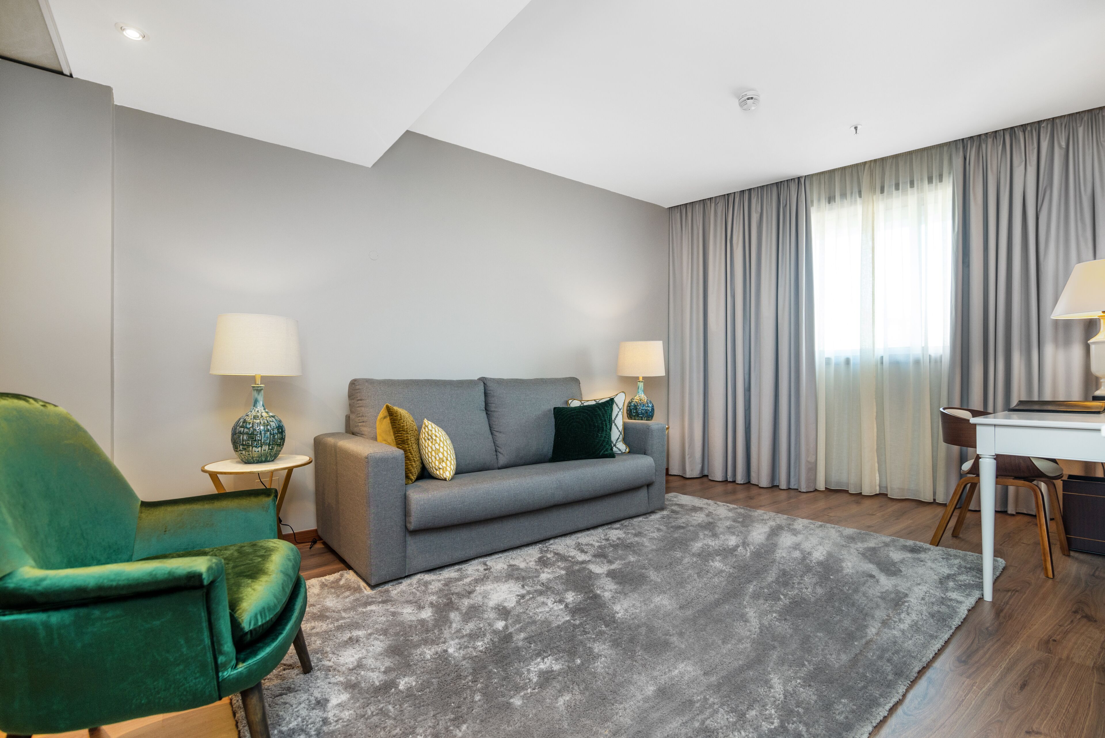 En 25-tommers Flatskjerm-TV med kabel-kanaler